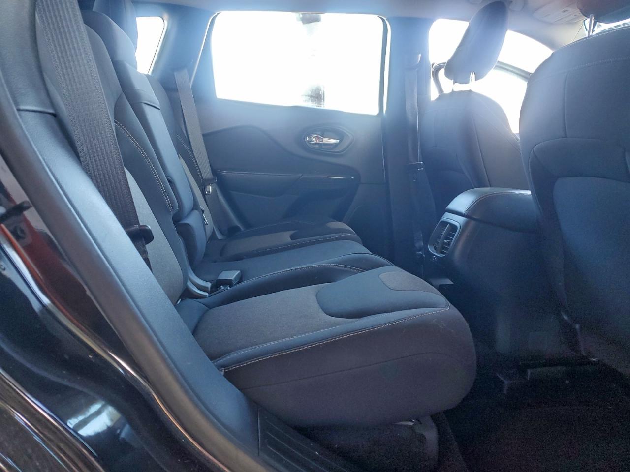 Jeep Grand Cherokee Sport Image 8