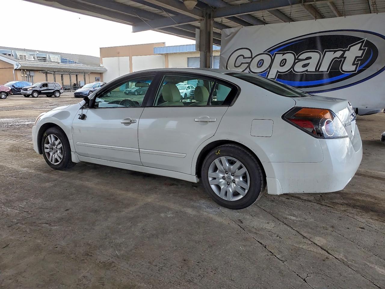 Nissan Altima Base Image 2