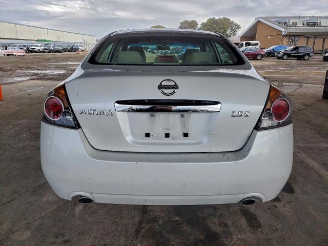 Nissan Altima Base Image 8